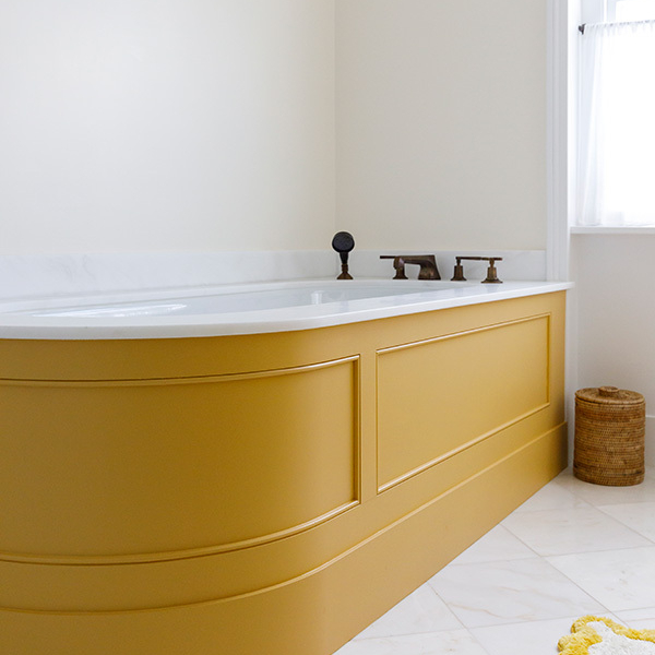 Curved bath ochre